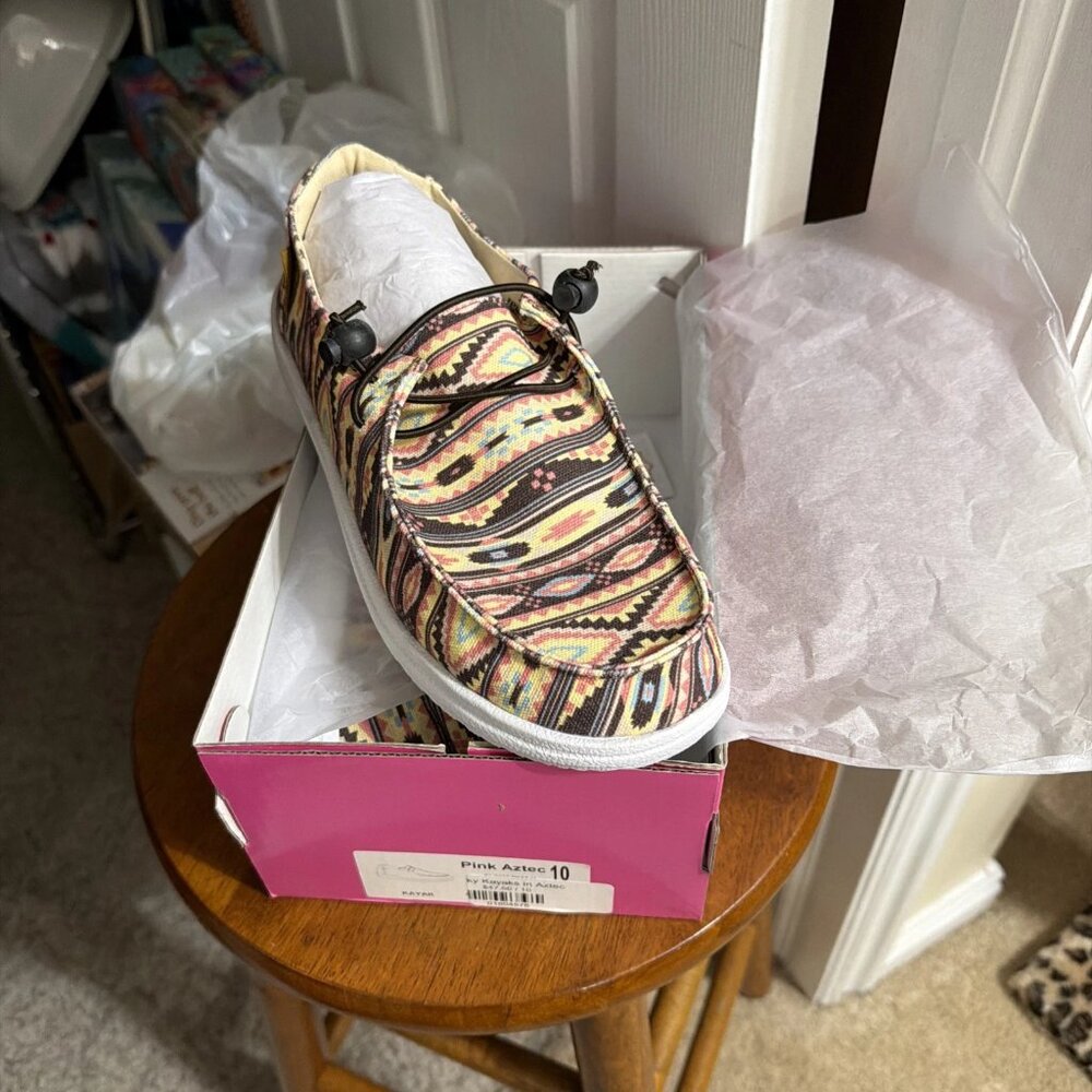 Corkys Women's Kayaks In Pink Aztec - Size 10 - NIB
